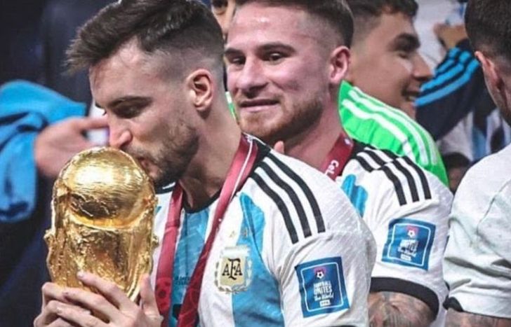 Tagliafico junto a la Copa del Mundo.