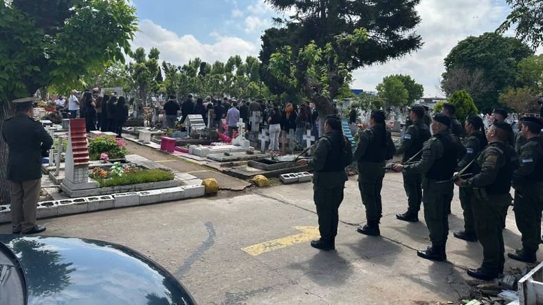 Efectivos de Gendarmer&iacute;a se acercaron a Lomas para acompa&ntilde;ar a la familia.