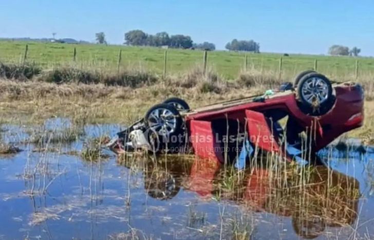 Así quedó el auto del matrimonio de Banfield.