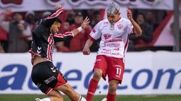 Diogo Guzmán traba ante un rival.