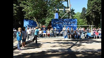 abuelos disfrutan de la cancha de tejo