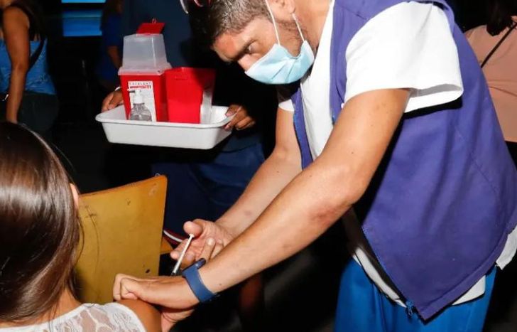 Refuerzo a todas las personas que se hayan dado la última vacuna hace más de 4 meses.