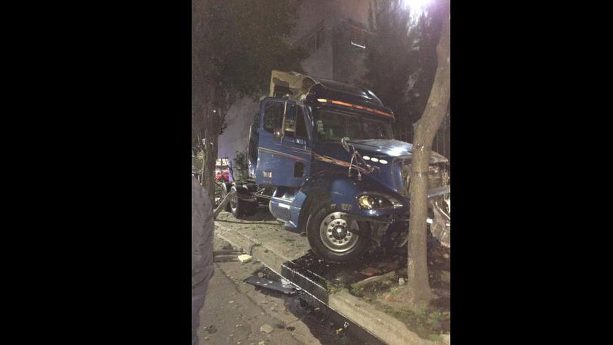 Murieron dos personas al chocar su auto con un camión