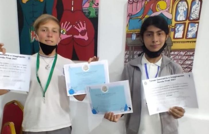 Los dos chicos orgullosos por su logro.