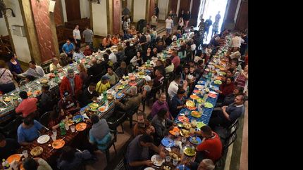 la catedral de lomas recibio a los mas necesitados con un almuerzo