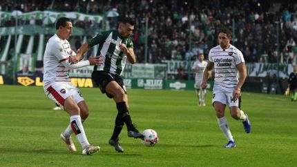 Jesús Dátolo aguanta la marca de Cristian Lema. Jesús Dátolo aguanta la marca de Cristian Lema.