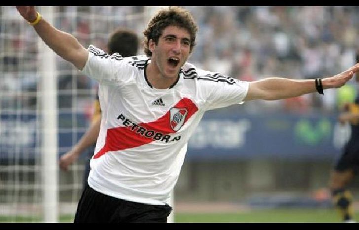 Un tema familiar y su actualidad en Italia lo acercan a River.