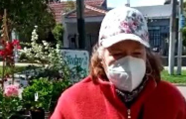 En plena entrega de sus cuadraditos tejitos al crochet.