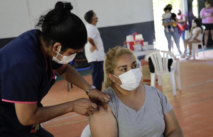 De lunes a domingo, los vecinos pueden vacunarse en distintos barrios.