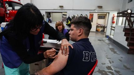avanza la campana antigripal: vacunan al personal estrategico