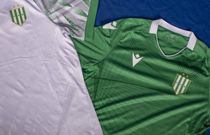 Las primeras camisetas del 2025 que presentó Banfield.