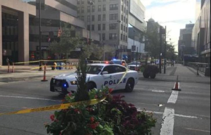 Hay heridos y dos policías víctimas del tiroteo.