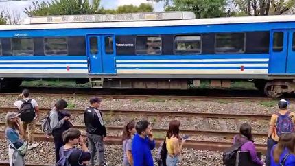 Los pasajeros tuvieron que caminar por las vías.