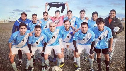 vive en tierra del fuego, creo un equipo y lo llamo ?gasolero? por su pasion por temperley vive en tierra del fuego, creo un equipo y lo llamo ?gasolero? por su pasion por temperley