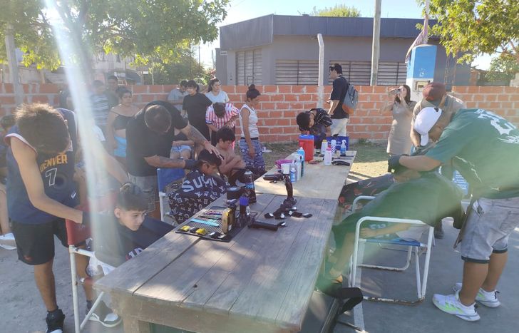 Los peluqueros solidarios recorren instituciones de distintos barrios de Lomas.