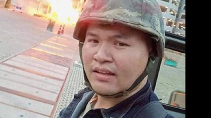 Tras la matanza, el soldado se sacó una foto y la subió a Facebook.