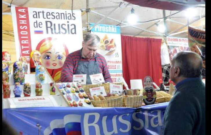 con stand de diferentes países.