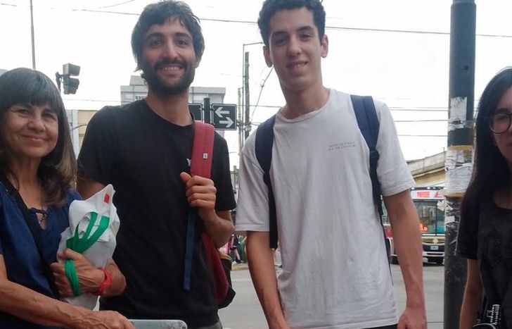 Salen todos los lunes a las 19 desde la intersección de Avenida Alsina y Balcarce.