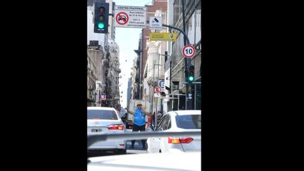 molestia entre automovilistas y duenos de cocheras por las restricciones en el macrocentro