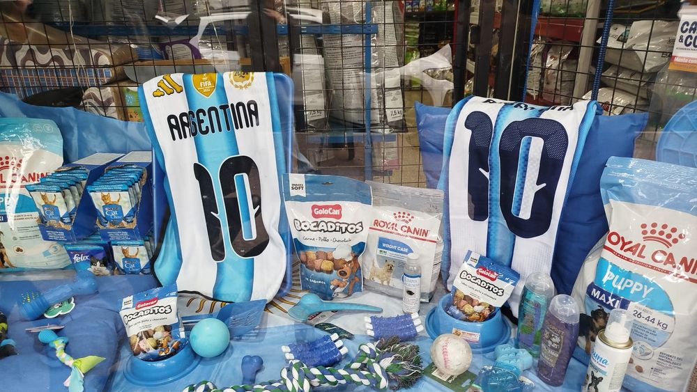 Como el Mundial se jugará en época invernal, los vecinos se aseguras que las prendas sean abrigadas. Como el Mundial se jugará en época invernal, los vecinos se aseguras que las prendas sean abrigadas.