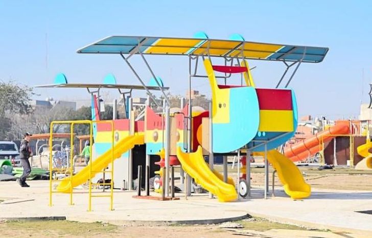 Ya colocaron una avioneta y un barco gigantes. Luego vendrá el carrousel.