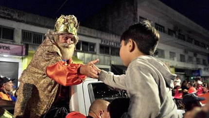 El desfile de Reyes Magos es un clásico que convoca a miles de familias.