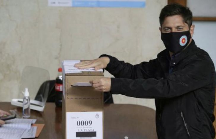 Axel Kicillof votó en una escuela de La Plata.
