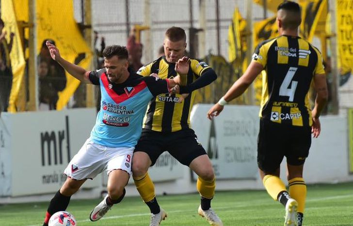 A Brown se le escapó el triunfo en la última pelota.