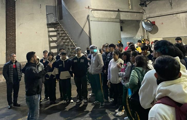 Los estudiantes escuchan en primera persona lo sucedido en la ex fábrica Canale de Llavallol.&nbsp;