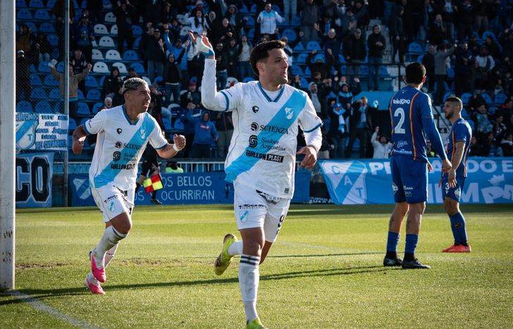 Marcos Echeverría se despachó con un doblete para la gran victoria de Temperley.