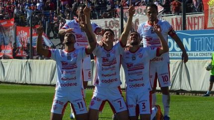 Pulicastro festeja con sus compañeros el gol del triunfo.