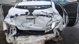 Dos heridos por un fuerte choque entre un auto y un colectivo en Lomas