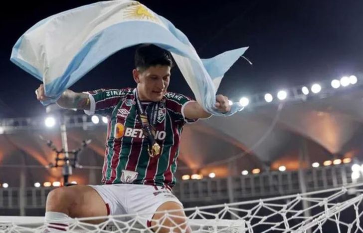 Cano, con la bandera de Argentina en la celebración de la Copa Libertadores.