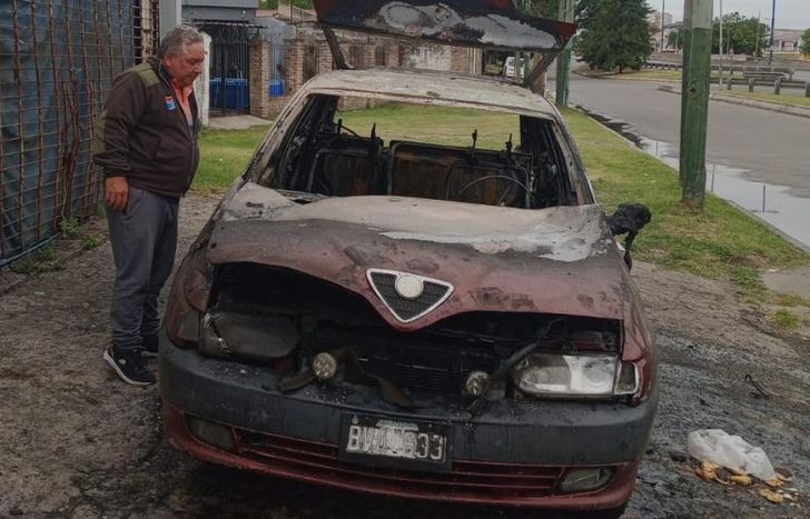 Así quedó el auto tras el incendio.