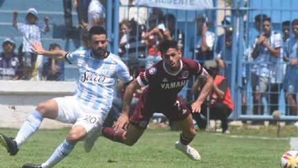 Lautaro Acosta es víctima de infracción en uno de los ataques de Lanús, que igualó en Tucumán.