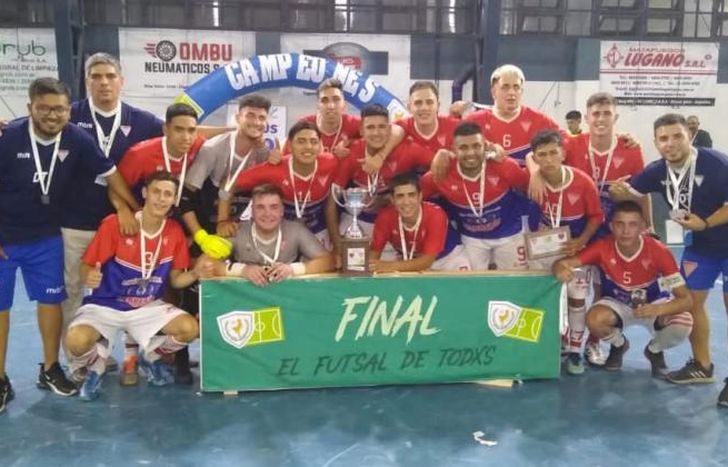 La Tercera cerró el año festejando el título.