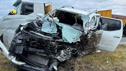 Así quedó la camioneta de la familia tras el choque con el camión.