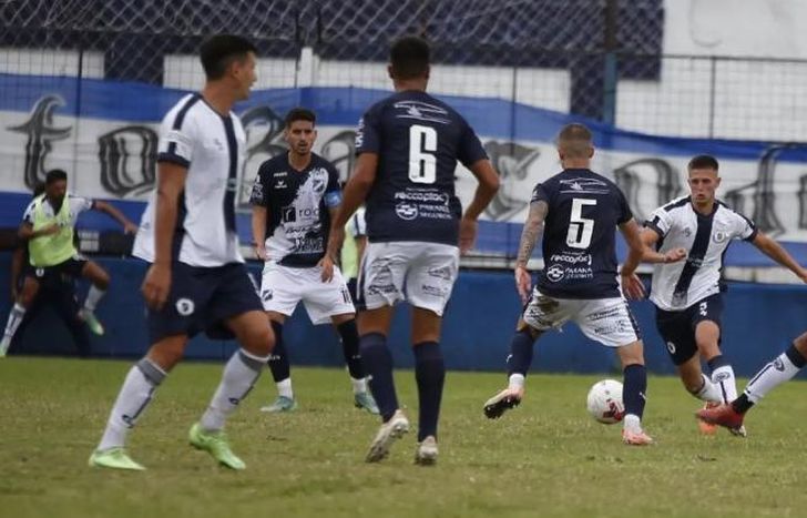 El elenco de Burzaco no logra levantar la puntería.