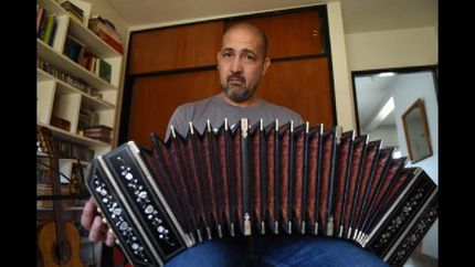a los 9 años, en su primerA clase, ya tocó un tango sencillo. a los 9 años, en su primerA clase, ya tocó un tango sencillo.