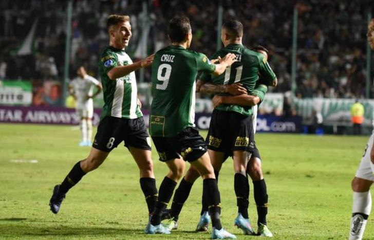 El abrazo a Urzi tras su golazo.