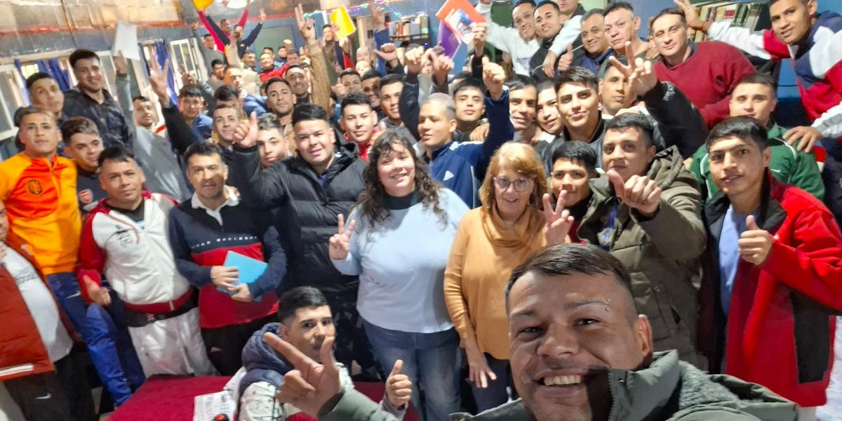 En un contexto de encierro en Lomas, ellos leen y escriben. Presentaron su primer libro.
