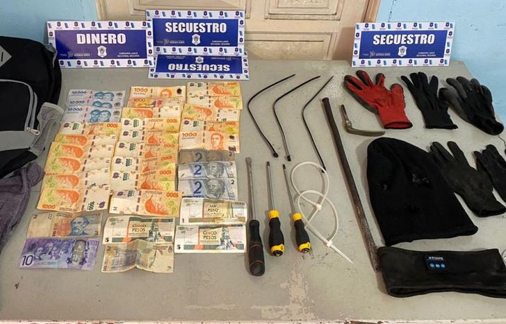 Dinero robado y herramientas usadas por los delincuentes.