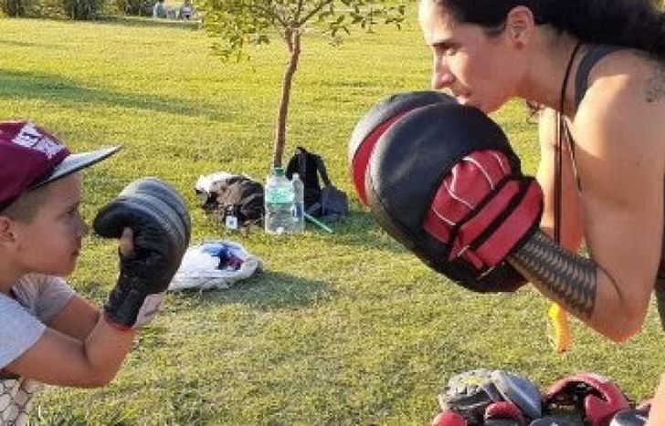 A través del Club Olimpia, da clases en la Plaza Libertad.