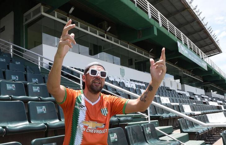 En esas mismas tribunas suenan sus temas, como Yo nací en Banfield.