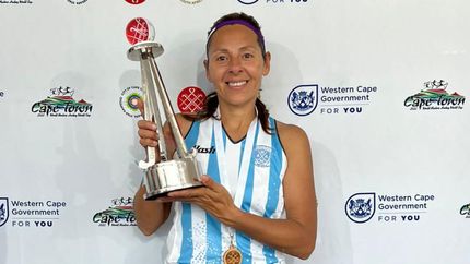 Lorena Galván con el trofeo.