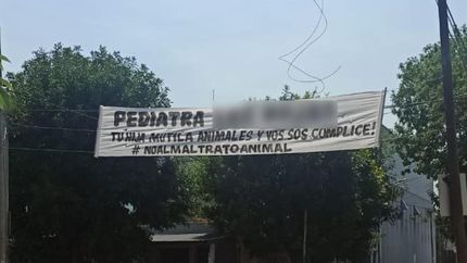 El pasacalle que le colocaron a la madre de la joven denunciada.