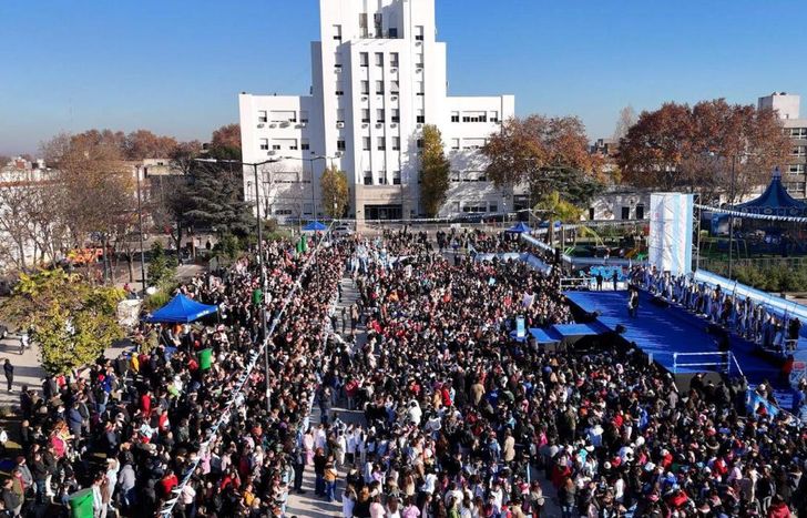 La Plaza Grigera, colmada de estudiantes.