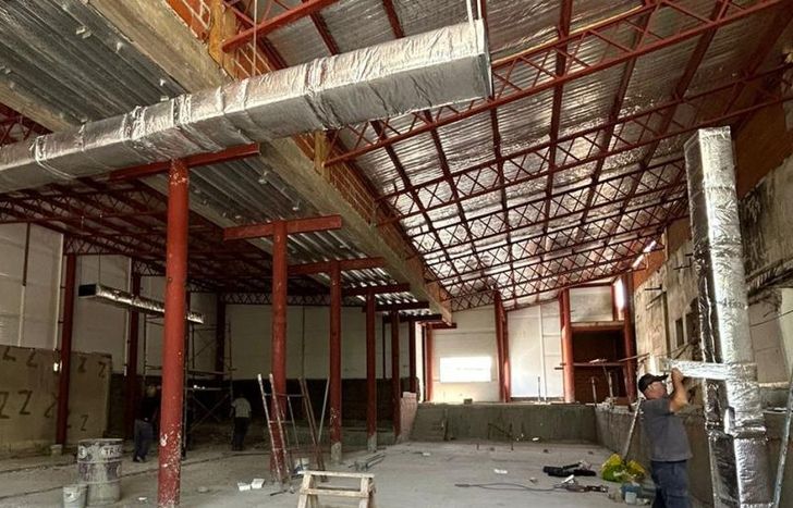 El edificio está sobre la calle Cochabamba al 900.