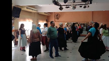 Se trata de un taller para adultos con ganas de pasarla bien y aprender a bailar folklore en Banfield.