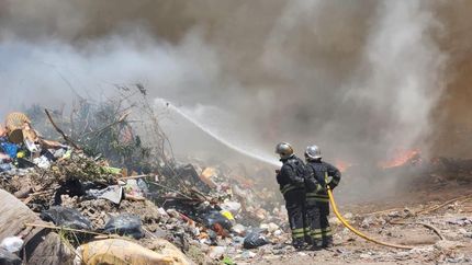 Arduo trabajo de los Bomberos de Lomas en el lugar.